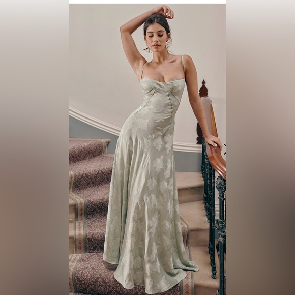 NWOT HOUSE OF CB SEREN PISTACHIO FLORAL LACE BACK MAXI DRESS 💚